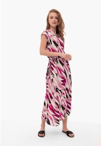 Volcano - Długa, letnia sukienka G-MILOS. Okazja: na co dzień, na spacer. Typ kołnierza: dekolt w serek. Kolor: różowy. Wzór: kolorowy. Typ sukienki: proste. Materiał: wiskoza, materiał, tkanina. Długość rękawa: krótki rękaw. Sezon: lato. Styl: casual, wakacyjny, elegancki. Długość: maxi #1