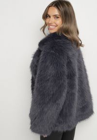 Born2be - Granatowa Dwurzędowa Kurtka Futerko o Fasonie Oversize Asinella. Okazja: na spacer, na randkę, na co dzień. Kolor: niebieski. Materiał: futro. Styl: casual #6