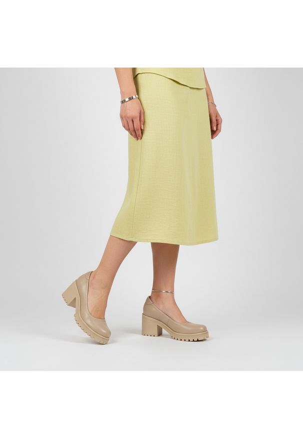 Półbuty damskie Armodo, cholewka ze skóry naturalnej o gładkim wykończeniu, klasyczna linia z zaokrąglonym noskiem, stabilny obcas osadzony na grubej. Okazja: na co dzień. Kolor: beżowy. Materiał: skóra. Szerokość cholewki: normalna. Wzór: gładki. Obcas: na obcasie. Styl: klasyczny. Wysokość obcasa: średni