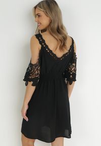 Born2be - Czarna Sukienka Mini Hiszpanka na Ramiączkach z Koronkowymi Rękawami i Gumką w Pasie Giovati. Okazja: na co dzień. Typ kołnierza: dekolt hiszpanka. Kolor: czarny. Materiał: koronka. Długość rękawa: na ramiączkach. Styl: casual. Długość: mini #2