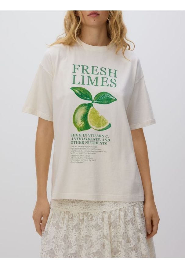 Reserved - T-shirt z nadrukiem - złamana biel. Materiał: dzianina, bawełna. Wzór: nadruk