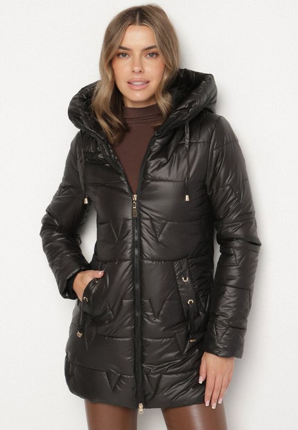 Born2be - Czarna Pikowana Kurtka Przejściowa z Bocznymi Suwakami i Kapturem Soralessa. Okazja: do pracy, na co dzień, na spotkanie biznesowe. Kolor: czarny. Materiał: dzianina, jeans. Długość rękawa: długi rękaw. Długość: długie. Styl: casual, biznesowy