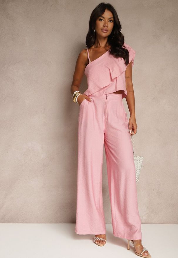 Renee - Różowy Komplet z Wiskozą Top z Falbanką na Jedno Ramię i Spodnie Wide Leg Nirellea. Kolor: różowy. Materiał: wiskoza