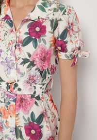 Born2be - Jasnobeżowa Rozkloszowana Sukienka o Koszulowym Kroju z Paskiem w Kwiatowy Wzór Fevelorine. Okazja: na co dzień. Kolor: beżowy. Wzór: kwiaty. Typ sukienki: koszulowe. Styl: casual #2