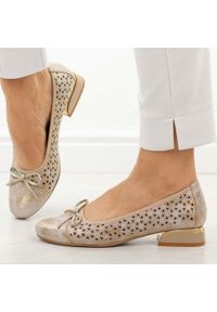 Złote ażurowe czółenka damskie na obcasie M.Daszyński Sa285-2. Okazja: na co dzień. Nosek buta: okrągły. Kolor: złoty. Szerokość cholewki: normalna. Wzór: ażurowy. Materiał: skóra. Sezon: wiosna, lato. Obcas: na obcasie. Styl: casual, elegancki, klasyczny, wizytowy. Wysokość obcasa: niski #1