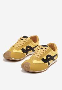 Born2be - Żółte Sneakersy Ozdobione Geometrycznym Motywem Ardetia. Okazja: na co dzień. Kolor: żółty. Materiał: jeans. Wzór: aplikacja, geometria