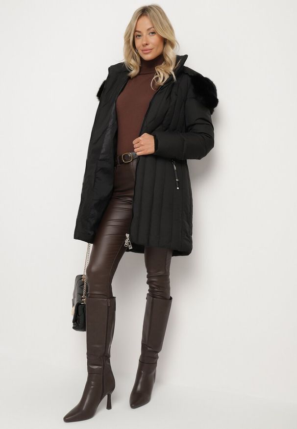 Born2be - Czarna Kurtka z Pionowymi Pikowanymi Przeszyciami i Kapturem z Futrem Wiązana w Pasie Leoriya. Okazja: na co dzień. Kolor: czarny. Materiał: futro. Styl: casual