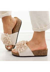 POTOCKI - Różowe klapki damskie Potocki 17300. Okazja: na spacer, na co dzień. Kolor: różowy. Materiał: zamsz. Wzór: aplikacja. Sezon: wiosna, lato. Obcas: na koturnie. Styl: casual, elegancki, klasyczny #1