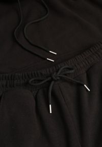 Born2be - Czarny Bawełniany Komplet Dresowy z Bluzą i Spodniami Zansira. Kolor: czarny. Materiał: bawełna, dresówka. Sport: turystyka piesza #5