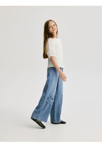 Reserved - Jeansy wide leg z aplikacjami - niebieski. Kolor: niebieski. Wzór: aplikacja