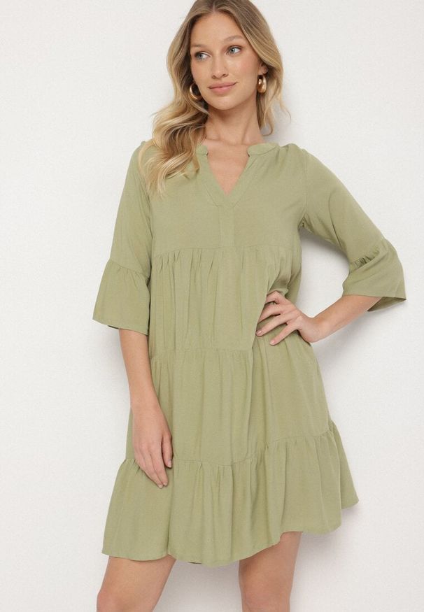 Born2be - Zielona Rozkloszowana Sukienka z Wiskozy z Falbanami Izleia. Okazja: na co dzień. Kolor: zielony. Materiał: wiskoza. Styl: elegancki, casual