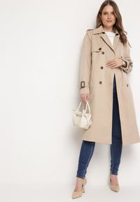 Born2be - Beżowy Płaszcz Trencz Dwurzędowy z Plisami z Tyłu i Materiałowym Paskiem Hellie. Kolor: beżowy. Materiał: materiał. Styl: elegancki #7