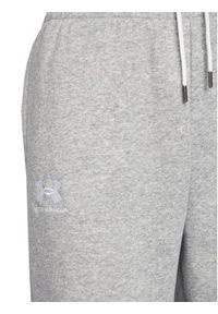 Under Armour Spodnie dresowe Essential Fleece Joggers 1373034 Szary Regular Fit. Kolor: szary. Materiał: bawełna