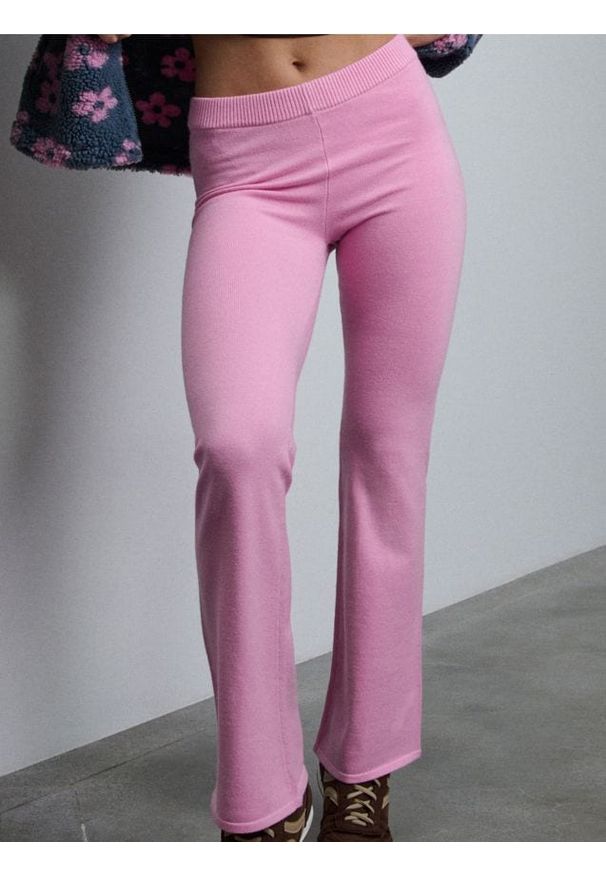 Sinsay - Spodnie flare - różowy. Kolor: różowy