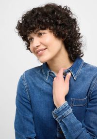 Damska Sukienka Mini Mustang Style Aloha Henley Dress Denim Blue 1015584 5000 701. Typ kołnierza: typu henley. Materiał: denim. Długość: mini #2