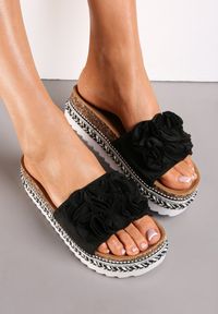 Born2be - Czarne Klapki z Kwiatkiem na Ozdobnej Platformie z Korka Gilivia. Kolor: czarny. Wzór: kwiaty. Obcas: na platformie. Styl: boho #4