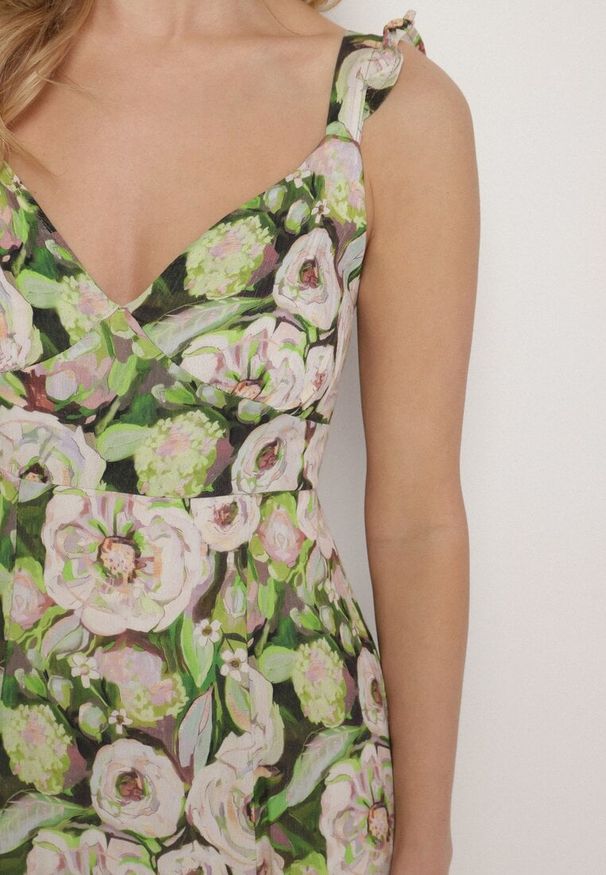 Born2be - Zielona Rozkloszowana Sukienka z Wiskozy w Kwiatowym Wzór Redeelle. Okazja: na co dzień. Kolor: zielony. Materiał: wiskoza. Wzór: kwiaty. Typ sukienki: rozkloszowane. Styl: elegancki, casual