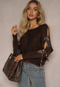 Renee - Brązowy Nietoperzowy Sweter z Moherem Ozdobiony Wiązaniami w Panterkowy Print Semitha. Okazja: na co dzień. Kolor: brązowy. Materiał: moher. Długość rękawa: długi rękaw. Długość: długie. Wzór: aplikacja, nadruk. Styl: elegancki, casual #4