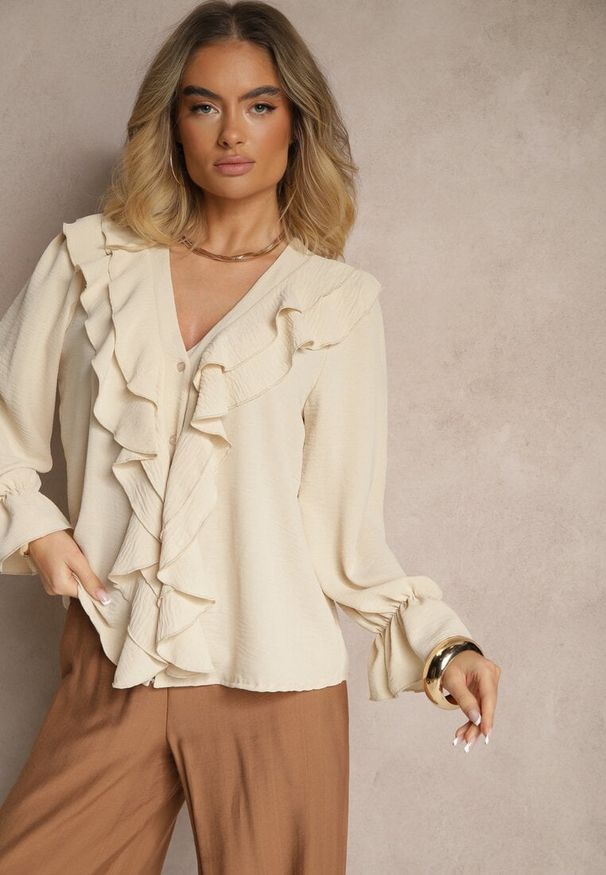 Renee - Jasnobeżowa Koszula z Falbankami Ravedia. Okazja: na co dzień, na imprezę. Typ kołnierza: kołnierz z falbankami. Kolor: beżowy. Styl: elegancki, casual