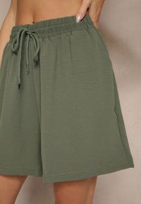 Renee - Ciemnozielone Szorty z Wiskozą High Waist Puvione. Okazja: na co dzień. Stan: podwyższony. Kolor: zielony. Materiał: wiskoza. Styl: casual