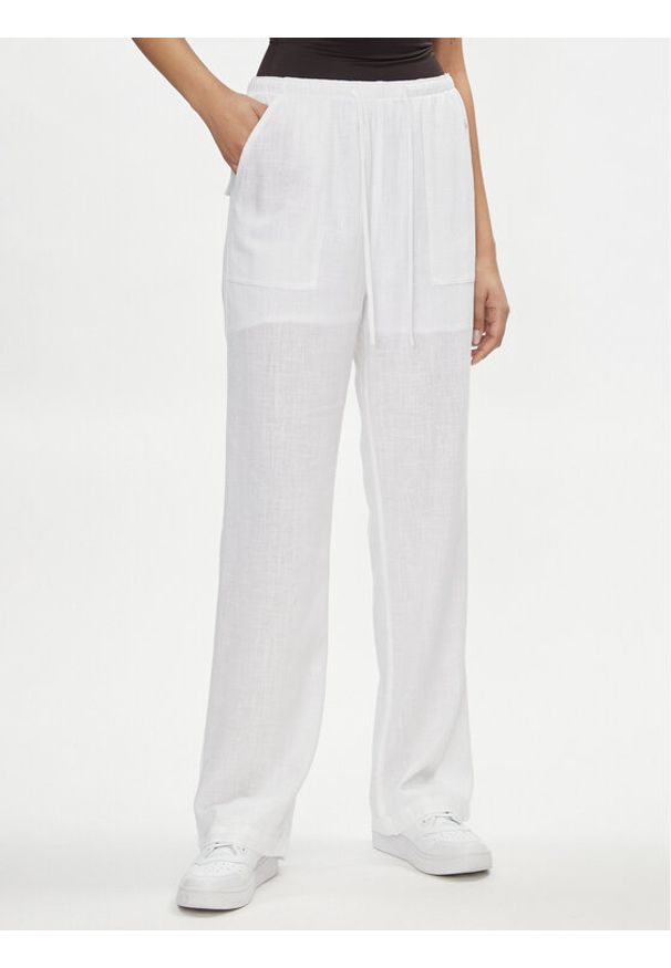 Tommy Jeans Spodnie materiałowe Harper DW0DW17965 Biały Relaxed Fit. Kolor: biały. Materiał: len, wiskoza