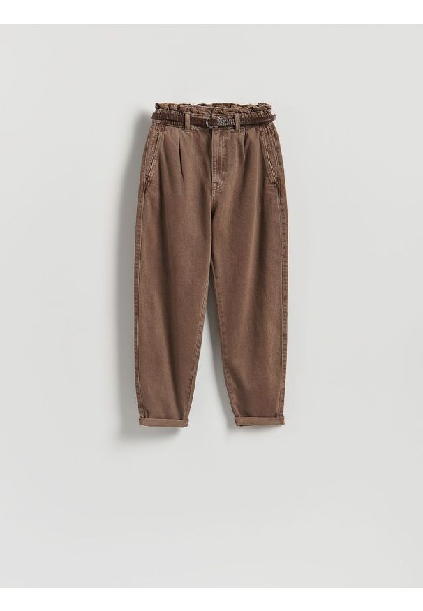 Reserved - Jeansy paperbag z paskiem - brązowy. Kolor: brązowy