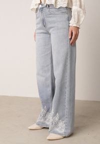 Born2be - Niebieskie Szerokie Jeansy z Ozdobnym Boho Nadrukiem na Nogawkach Asoochis. Okazja: na co dzień. Kolor: niebieski. Wzór: nadruk. Sezon: lato. Styl: boho #5