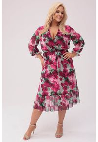 Moda Size Plus Iwanek - Szyfonowa sukienka w bordowo-czerwone kwiaty XXL OVERSIZE WIOSNA. Typ kołnierza: dekolt kopertowy. Kolor: czerwony. Materiał: szyfon. Wzór: kwiaty. Sezon: wiosna. Typ sukienki: oversize. Długość: midi