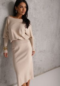 Renee - Beżowa Nietoperzowa Sukienka z Dzianiny z Wiskozą z Dekoltem w Łódkę Yuzoma. Typ kołnierza: dekolt w łódkę. Kolor: beżowy. Materiał: dzianina, wiskoza. Typ sukienki: oversize #1