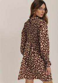 Renee - Brązowa Sukienka Isonoe. Kolor: brązowy. Wzór: nadruk. Długość: mini #4