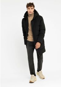 Volcano - Pikowany płaszcz męski J-REBEL. Typ kołnierza: kołnierzyk stójkowy. Materiał: tkanina, materiał, włókno, syntetyk, polar, puch. Długość: długie. Wzór: napisy #1