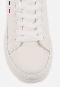 Renee - Białe Minimalistyczne Sneakersy VICES o Fasonie Tenisówek na Platformie Halanatea. Okazja: na co dzień. Kolor: biały. Materiał: jeans, koronka. Obcas: na platformie #7
