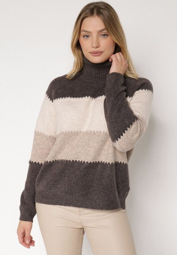 Born2be - Brązowy Golf Oversize w Szerokie Pasy z Domieszką Kaszmiru Nellemia. Okazja: na co dzień. Typ kołnierza: golf. Kolor: brązowy. Materiał: kaszmir. Styl: casual