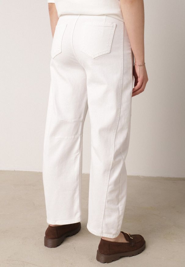 Born2be - Białe Jeansy Balloon z Wysokim Stanem Zdobione Haftem w Kwiaty Thertheris. Okazja: na co dzień, do pracy, na spotkanie biznesowe. Stan: podwyższony. Kolor: biały. Wzór: kwiaty, haft, aplikacja. Styl: klasyczny, casual, biznesowy