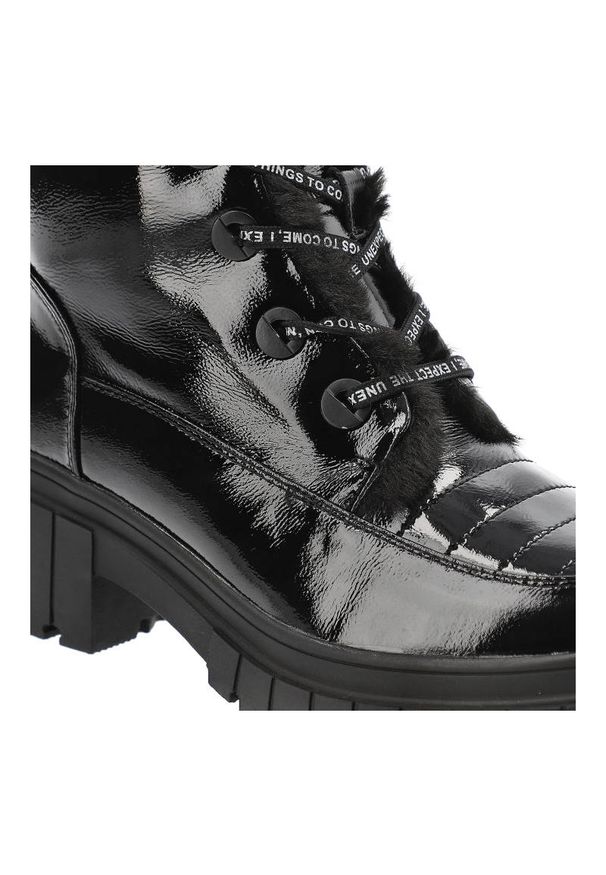 Botki damskie Artiker, cholewka z lakierowanej skóry z ociepleniem i wysoką cholewką oraz dekoracyjnymi taśmami masywna podeszwa z wyraźnym profilem,. Wysokość cholewki: przed kolano. Kolor: czarny. Materiał: syntetyk, futro, lakier, skóra. Szerokość cholewki: normalna. Sezon: zima. Obcas: na obcasie. Styl: elegancki. Wysokość obcasa: niski