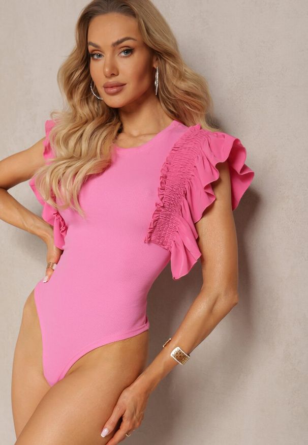 Renee - Fuksjowe Eleganckie Body z Bawełny z Zapięciem na Napy Wykończone Falbankami Iilines. Okazja: na co dzień, do pracy. Typ kołnierza: kołnierz z falbankami. Kolor: różowy. Materiał: bawełna. Długość rękawa: krótki rękaw. Długość: krótkie. Styl: elegancki