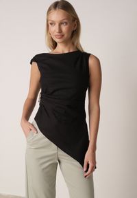 Born2be - Czarna Bawełniana Bluzka o Asymetrycznym Marszczonym Kroju z Aplikacją Omphasia. Okazja: na co dzień. Kolor: czarny. Materiał: bawełna. Wzór: aplikacja. Styl: casual, elegancki #1