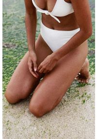 MUUV Figi kąpielowe Retro Bikini kolor biały. Stan: podwyższony. Kolor: biały. Materiał: materiał, prążkowany #3