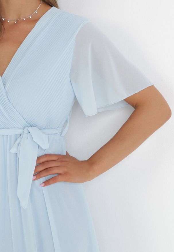 Born2be - Niebieska Kopertowa Sukienka z Gumką w Pasie i Plisowaną Górą Davitri. Kolor: niebieski. Materiał: materiał. Długość rękawa: krótki rękaw. Typ sukienki: kopertowe. Długość: maxi