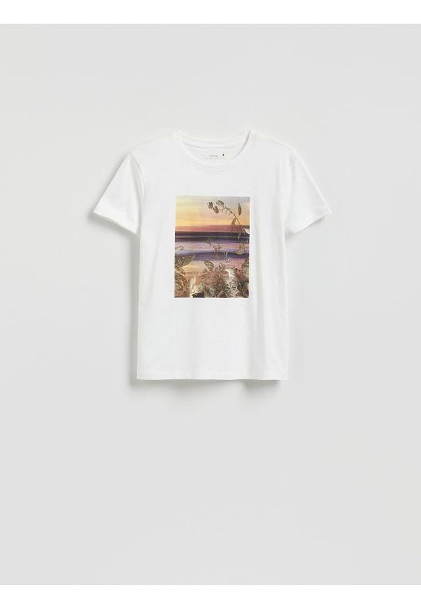 Reserved - T-shirt z połyskującym nadrukiem - biały. Kolor: biały. Materiał: dzianina, bawełna. Wzór: nadruk