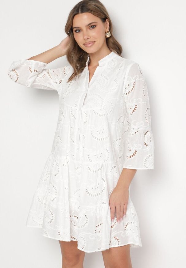 Born2be - Biała Rozkloszowana Sukienka Boho z Haftowanej Tkaniny z Bawełny Loraviel. Okazja: na spacer, na imprezę, na co dzień. Typ kołnierza: dekolt w kształcie V. Kolor: biały. Materiał: tkanina, bawełna. Wzór: haft. Styl: boho