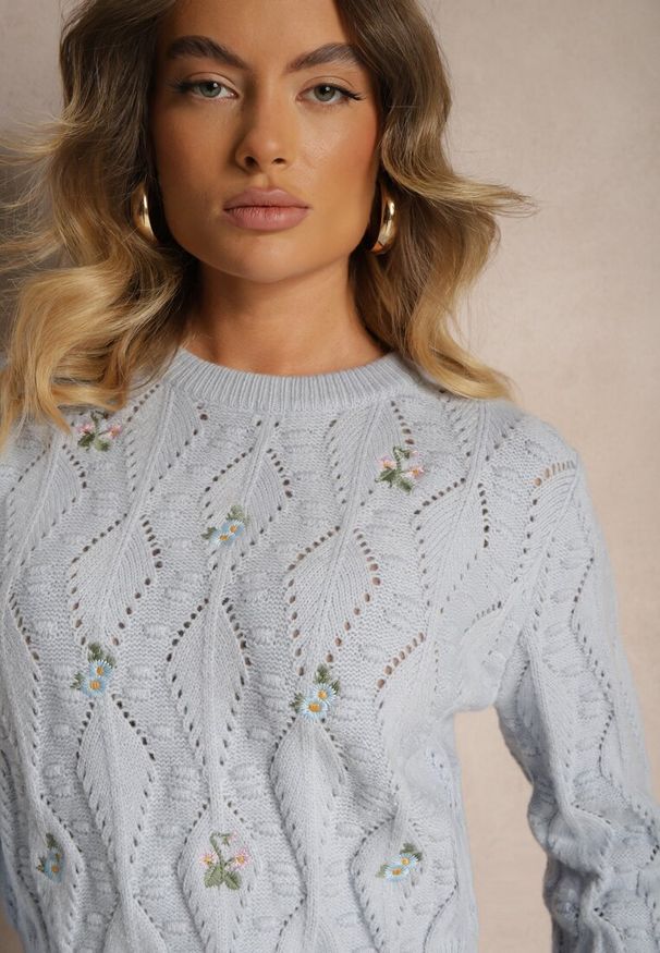 Renee - Niebieski Sweter z Haftowanymi Kwiatkami i Tłoczeniem Innara. Okazja: na randkę. Kolor: niebieski. Wzór: haft, kwiaty. Styl: elegancki
