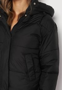Born2be - Czarna Pikowana Kurtka Puffer z Kapturem Miviera. Okazja: na spacer, na co dzień. Typ kołnierza: kaptur. Kolor: czarny. Materiał: dzianina, jeans. Sezon: zima. Styl: casual #5
