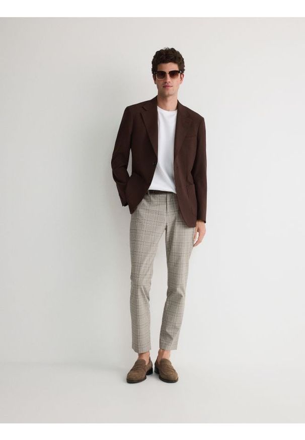 Reserved - Spodnie slim fit - beżowy. Kolor: beżowy. Materiał: wiskoza, tkanina