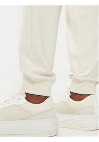 Hugo - HUGO Spodnie dresowe Nelfinia 50522417 Beżowy Regular Fit. Kolor: beżowy. Materiał: bawełna #5