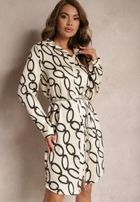 Renee - Jasnobeżowa Satynowa Sukienka Koszulowa w Geometryczny Print z Łańcuszkiem w Miejscu Paska Pastar. Okazja: na co dzień. Kolor: beżowy. Materiał: satyna. Wzór: geometria, nadruk. Typ sukienki: koszulowe. Styl: casual #5