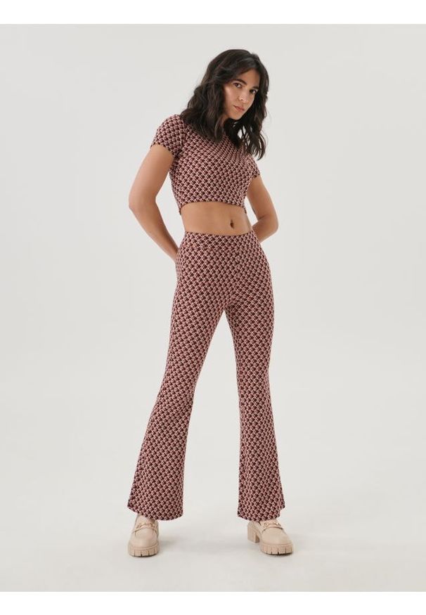 Sinsay - Spodnie flare high waist - czarny. Stan: podwyższony. Kolor: czarny. Materiał: dzianina. Styl: elegancki