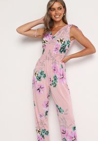 Born2be - Jasnoróżowy Kombinezon w Kwiaty z Trójkątnym Dekoltem i Troczkami na Ramionach Benan. Okazja: na co dzień. Kolor: różowy. Wzór: kwiaty. Styl: casual, elegancki #6