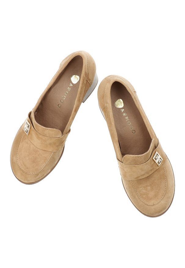 Półbuty damskie Armodo, cholewka ze skóry naturalnej zamszowej wsuwany fason z ozdobnym paskiem i metalowym elementem, brązowe, 20207. Zapięcie: pasek. Kolor: brązowy. Materiał: skóra, zamsz. Szerokość cholewki: normalna