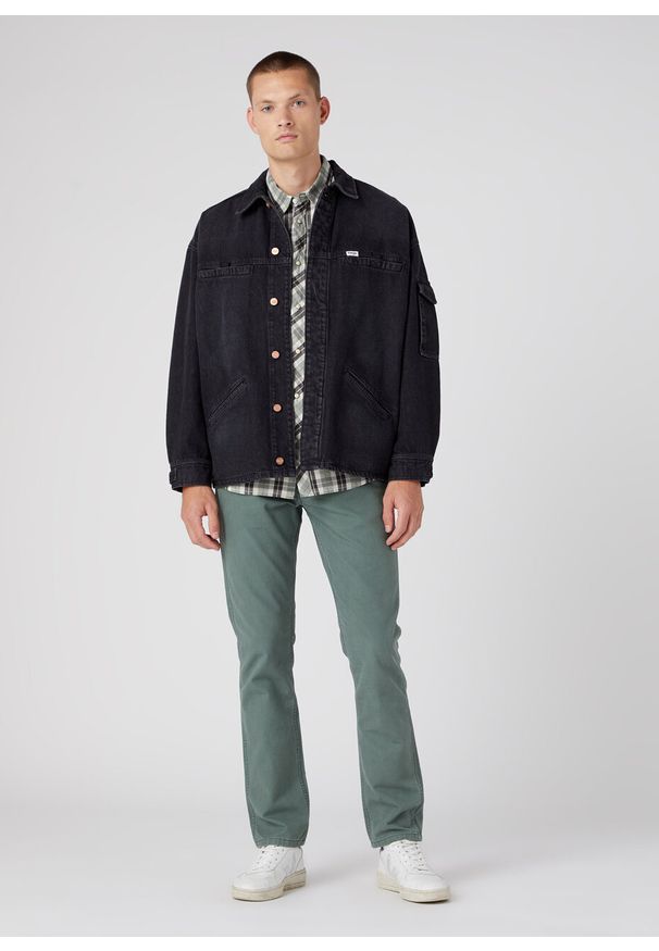 Wrangler - WRANGLER GREENSBORO MĘSKIE SPODNIE MATERIAŁOWE THYME W15QDRG37 112334234. Materiał: materiał